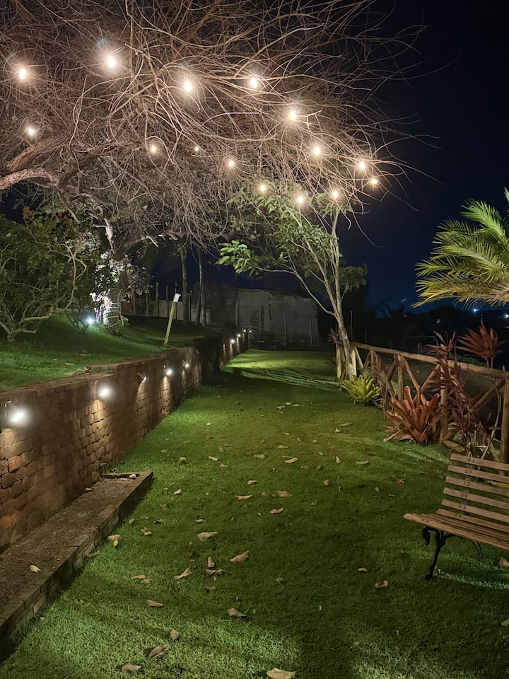 Jardim com luzes à noite