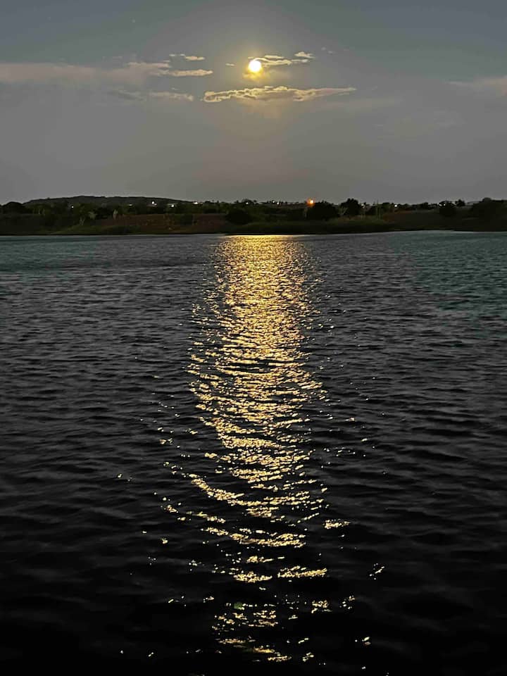 Reflexo da lua no rio