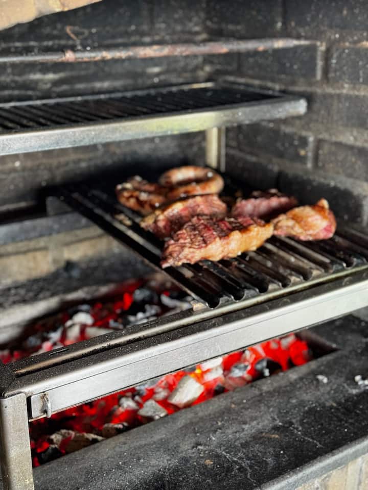Carnes na parrilla sobre brasa