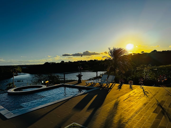 Sol se pondo atrás da piscina