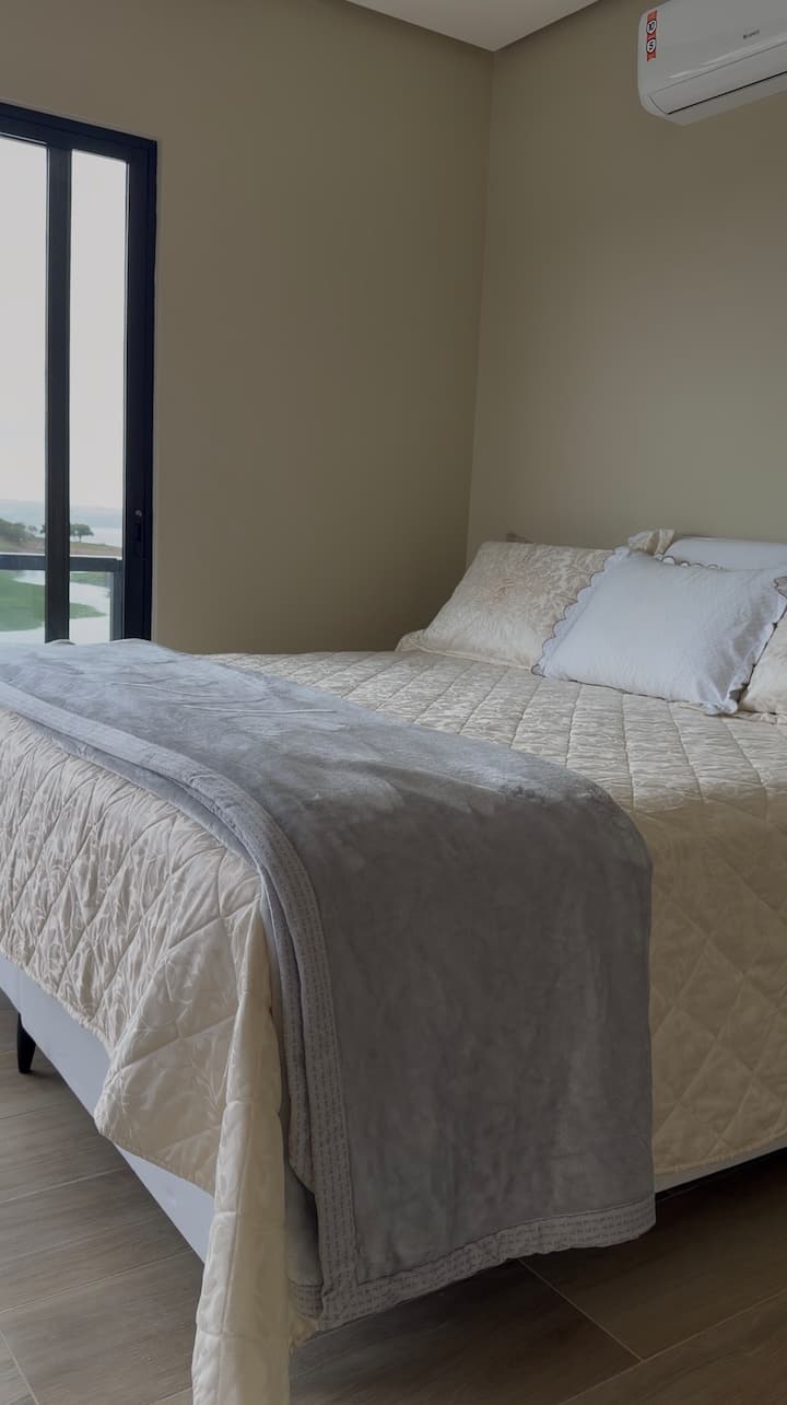 Cama arrumada com enxoval branco